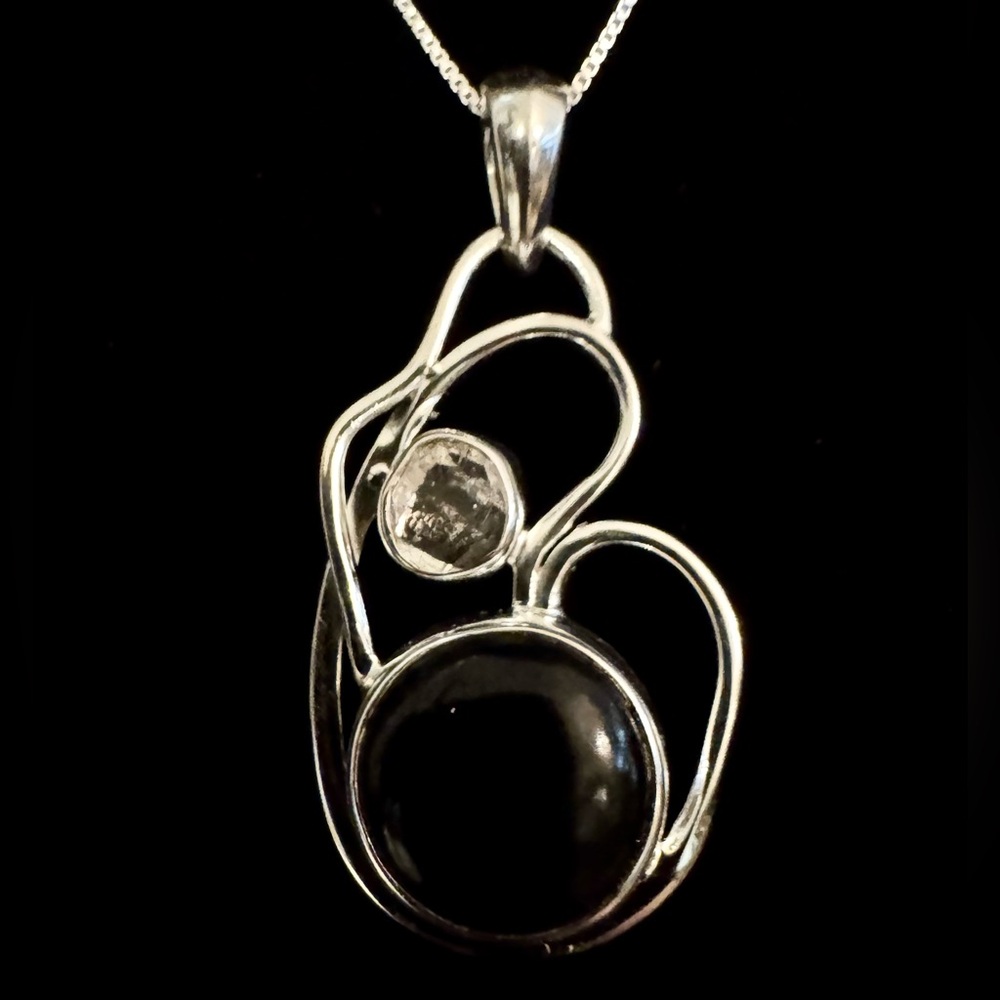 Sterling Silver Black Onyx Pendant complete with chain- Very classy &‎ Elegant